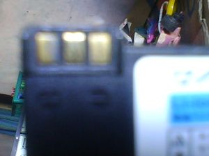 Polaritas Baterai HP kiri +, kanan -, tengah abaikan.
